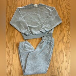 Alo accolade heather gray crew neck and joggers set
